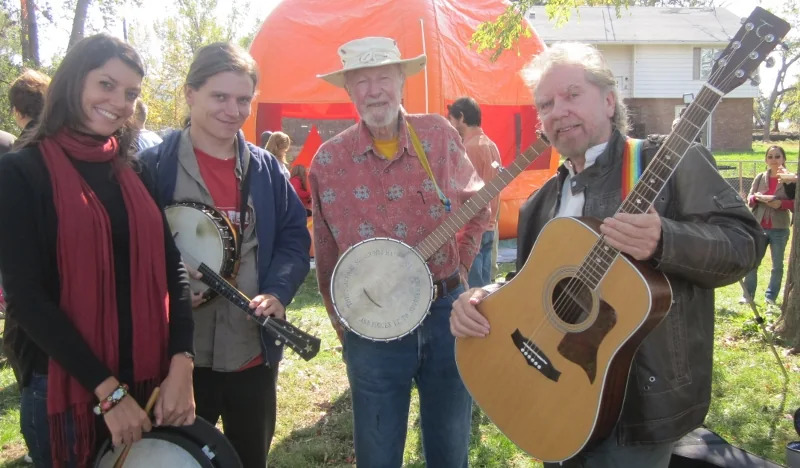Tommy Sands with Pete Seeger, Moya and Fionán
